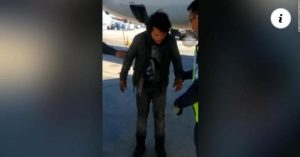 Viaggiatore clandestino di 26 anni sopravvive al volo nel carrello di un aereo dell’American Airlines verso Miami