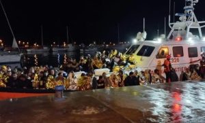 Migranti: nuovo sbarco in Calabria, arrivati nella notte in 302