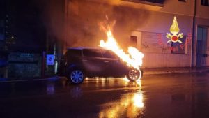 Auto parcheggiata in fiamme, indagini sulle cause del rogo