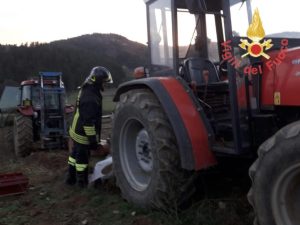 Tragico incidente in campagna, giovane muore travolta da un mezzo agricolo