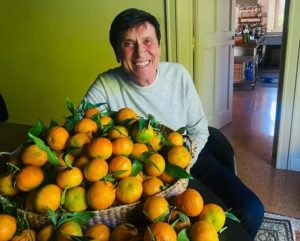 Gianni Morandi loda in una foto le clementine di Calabria
