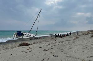 Migranti, ancora sbarchi in Calabria: un centinaio arrivati su una barca a vela