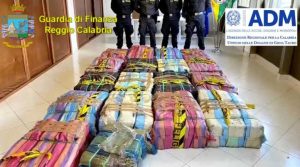 Oltre 3 tonnellate di cocaina sequestrate al porto di Gioia Tauro, un arresto