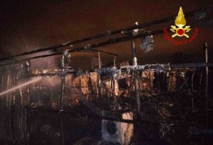 Venti baracche in fiamme nel campo di San Ferdinando, migranti in salvo