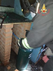 Incendio all’interno di una villetta disabitata, intervento dei vigili del fuoco