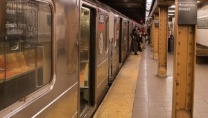 Donna muore dopo essere stata spinta sui binari della metropolitana di New York