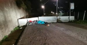 Giovane motociclista muore contro le barriere, sette indagati