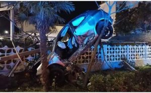 Tragico incidente nella notte in Calabria, auto esce di strada e si incastra tra due alberi: muore 25enne