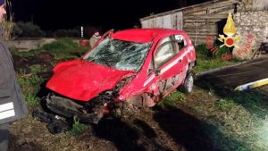 Auto si ribalta sulla Statale 106 tra Isca e Badolato, ferito il conducente