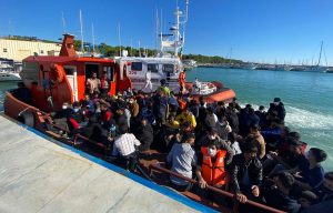 Nuovo sbarco di migranti in Calabria, arrivati in 122