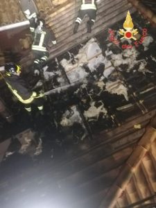 Canna fumaria in fiamme, intervento dei vigili del fuoco
