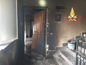 Incendio quadro elettrico in un’abitazione, intervento dei vigili del fuoco