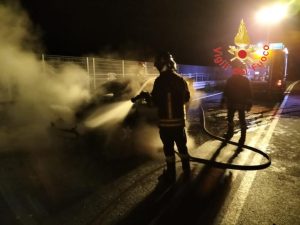 Auto in fiamme nella notte sulla Trasversale delle Serre, in salvo coniugi