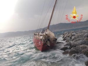 Barca a vela si incaglia tra gli scogli, tre persone salvate