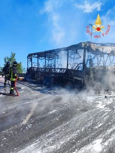Autobus prende fuoco, in salvo  conducente