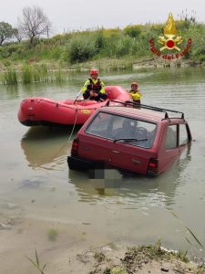 Perde il controllo dell’auto e finisce in un fiume, conducente in salvo