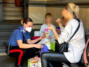 Mamma ucraina e due figlie soccorse nella notte dai carabinieri