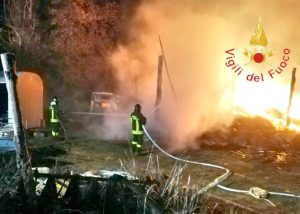 Incendio distrugge 5 automezzi in un cantiere sulla Statale 106