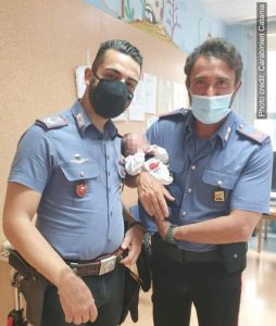 In una cesta con il cordone ombelicale ancora attaccato, neonato salvato dai carabinieri