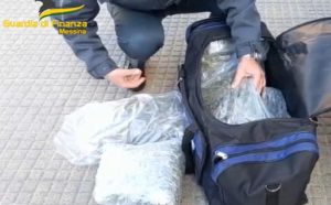 In auto proveniente dalla Calabria con 10 chili di droga, un arresto in Sicilia