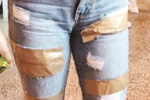 Calabria, professore copre il jeans strappato di una studentessa con lo scotch