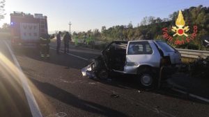 Tragico scontro tra due auto, un morto e 3 feriti