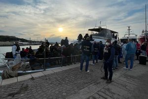 Migranti in Calabria, sbarcati in 218: due bimbi nati durante la traversata