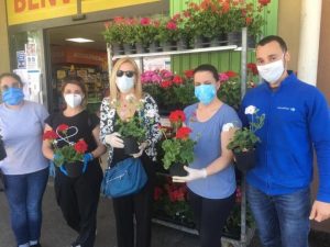 Montepaone, Naturium festeggia tutte le mamme con fiori di geranio