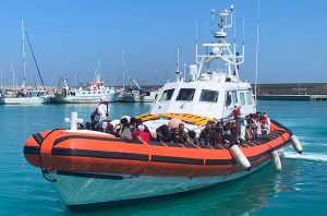 Tre sbarchi di migranti in Calabria, arrivati in 243