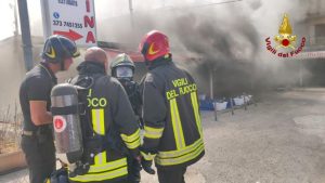Vasto incendio di magazzini sulla SS.106, vigili del fuoco al lavoro