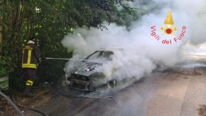 Auto in transito prende fuoco, in salvo una coppia