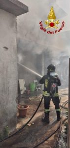 Incendio minaccia azienda e case a Cutro
