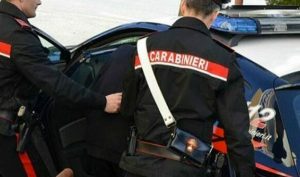Tenta di rubare un’auto ma viene sorpreso da un carabiniere, 24enne arrestato