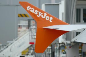 L’aereo EasyJet pesa troppo, 19 passeggeri fatti scendere. A loro voucher di 500 euro