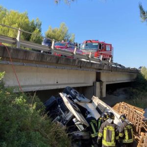 Camion precipita da un ponte sulla Statale 106, autista morto sul colpo