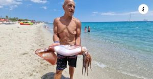 Catturato a Roccella Jonica un calamaro gigante di 10 kg