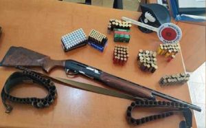 Nasconde fucile e centinaia di munizioni in casa della zia, 50enne arrestato