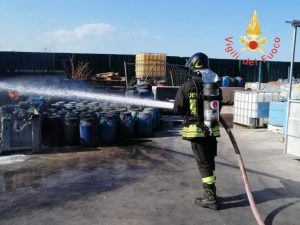 Incendio si propaga in un’azienda, diversi mezzi distrutti