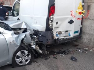 Perde il controllo dell’auto e danneggia vetture parcheggiate, conducente ferito trasportato in ospedale