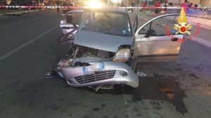 Violento scontro tra due auto sulla Ss 106, 2 feriti trasportati in ospedale