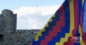 Le bandiere sbagliate: la nuova mostra di Massimo Sirelli alla Grangia di Sant’Anna a Montauro