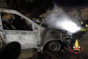 Auto in fiamme a Santa Caterina dello Ionio, ipotesi dolosa