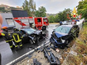 Violento scontro frontale tra due auto a Catanzaro, 5 feriti gravi