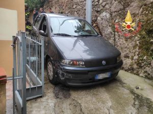 Due turisti rimangono incastrati con l’auto in un vicolo di Catanzaro, soccorsi dai vdf