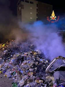 Cataste di rifiuti in fiamme a Lamezia Terme, disagi per i residenti