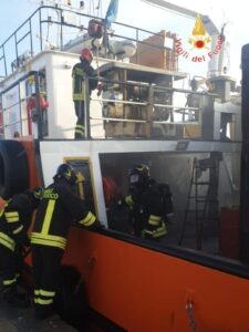Imbarcazione esplode nel porto di Crotone, tre vittime e un ferito grave