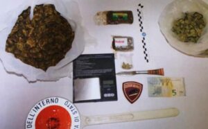 Hashish e marijuana in uno stabile abbandonato, 32enne arrestato