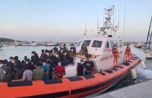 Maxi sbarco di migranti in Calabria, 240 soccorsi in mare