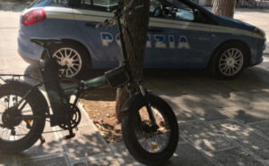 Scooter e bici elettriche modificati, sequestrati dalla polizia
