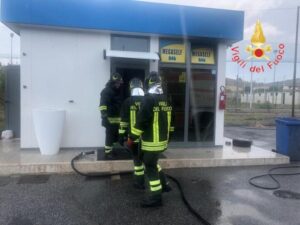 Incendio in un distributore di carburante sulla SS106, nessun ferito